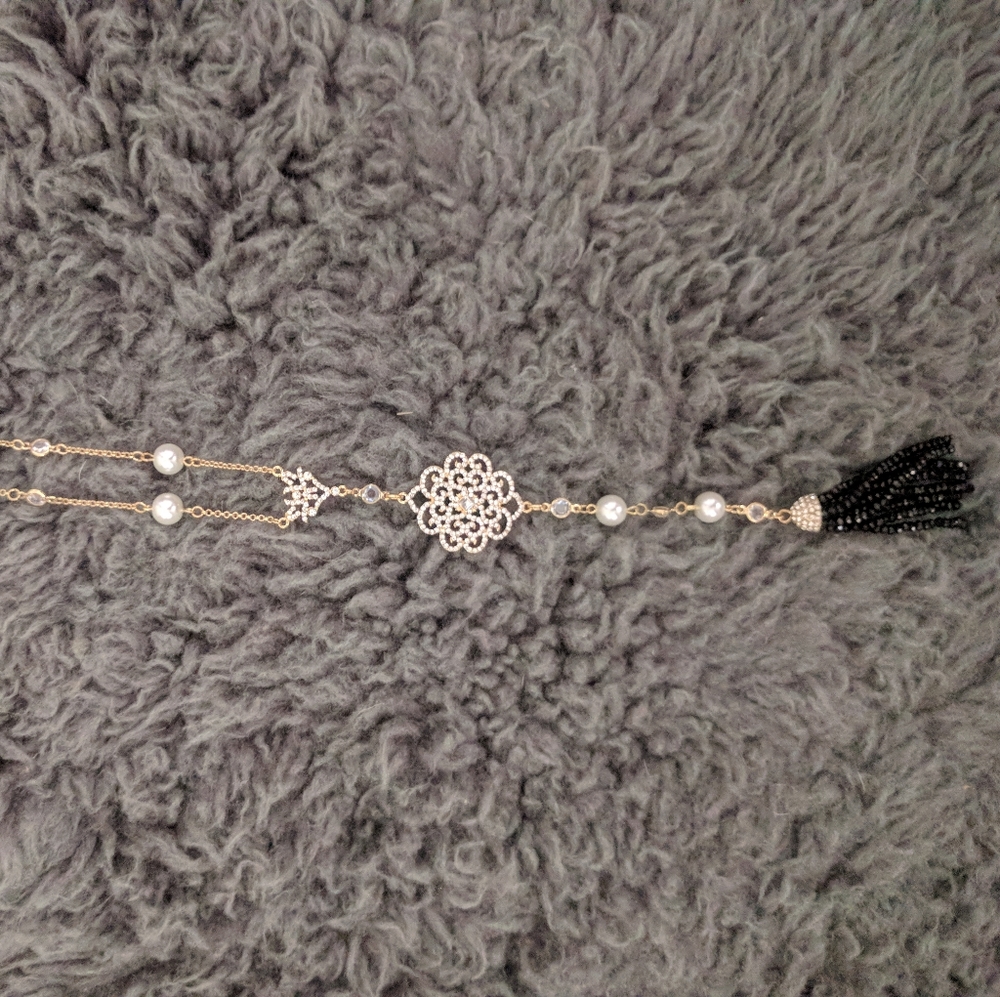 Long tassel and pearl necklace